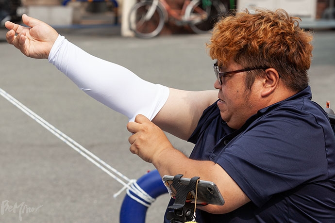 김재민 대구사람장애인자립생활센터 활동가가 하얀색 팔토시를 하고 있다. 