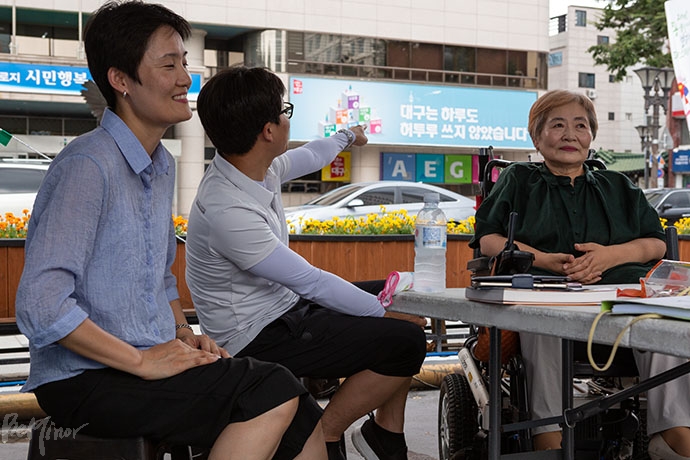 왼쪽부터 전은애 회장, 조민제 국장, 박명애 대표가 농성이 시작된 이야기를 나누고 있다.