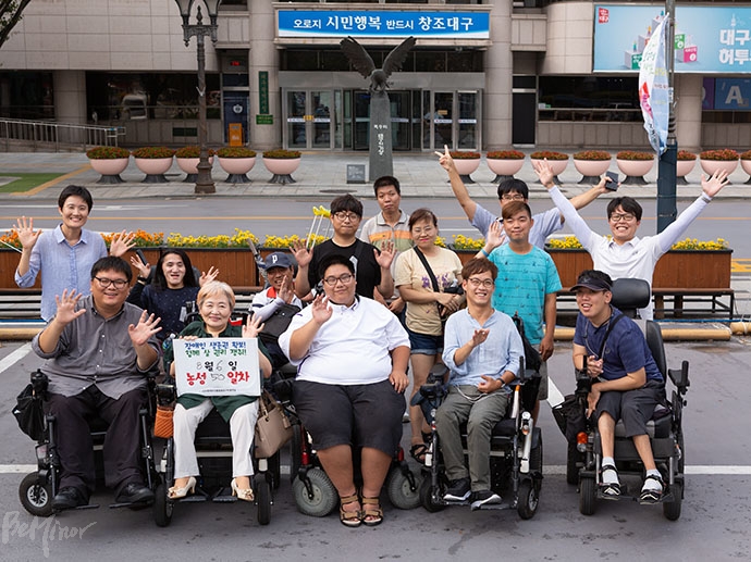 대구시청 앞 농성장을 지키는 사람들. 