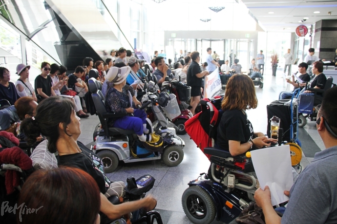 기자회견에 참석한 경기장차연 회원들. 약 50여명이 참석했다. 