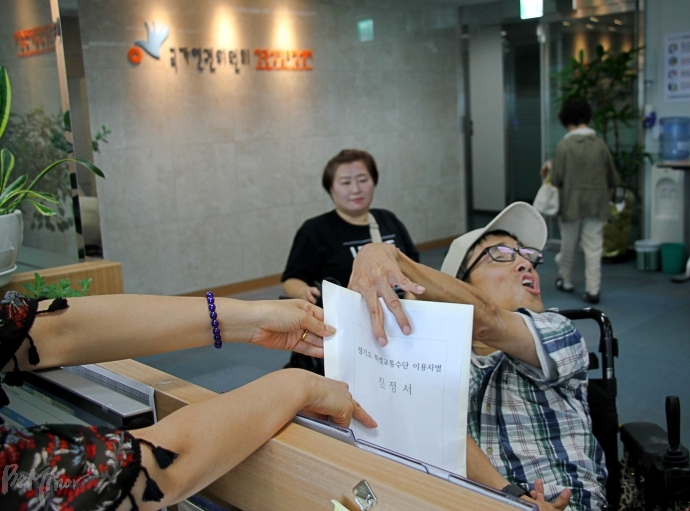 경기장차연 회원이 인권위에 진정서를 접수하고 있다. 