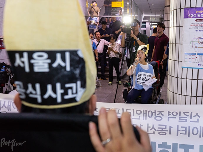 휠체어리프트 희생자 고 한경덕 씨의 죽음을 추모하며 이날 장애인 활동가들은 두건(장례모자)을 썼다. 두건엔 “서울시 공식사과”라는 문구가 적혀 있다.