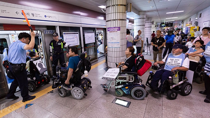 서울장차연 소속 장애인 활동가들이 지하철 타기 행동을 하면서 휠체어추락사에 대한 서울시의 공개사과와 장애인 이동권 보장을 촉구하고 있다. 