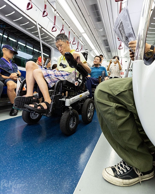 지하철 지연 투쟁인 일명 ‘지하철 그린라이트 투쟁’을 하는 서울장차연 소속 장애인 활동가들. 