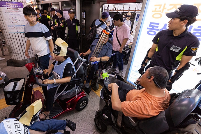 지하철 지연 투쟁인 일명 ‘지하철 그린라이트 투쟁’을 하는 서울장차연 소속 장애인 활동가들. 