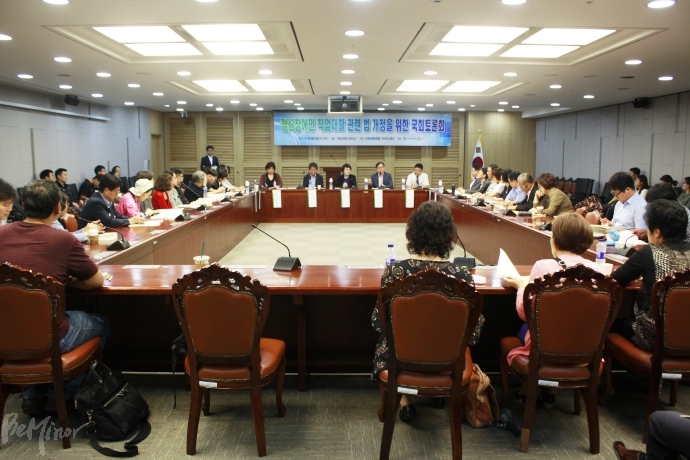 토론회가 진행되고 있는 모습. 이날 토론회에는 당사자, 가족, 정신보건 종사자 80여명이 참석했다.