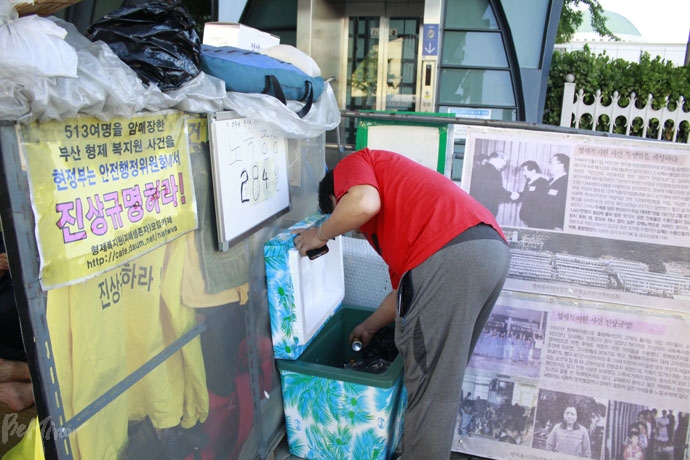한종선 씨가 아이스박스에서 시원한 음료를 꺼내고 있다. 