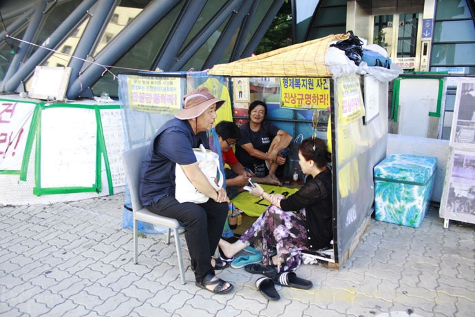 콜트·콜텍 해고노동자 방종운 씨가 형제복지원 농성장에 찾아왔다. 
