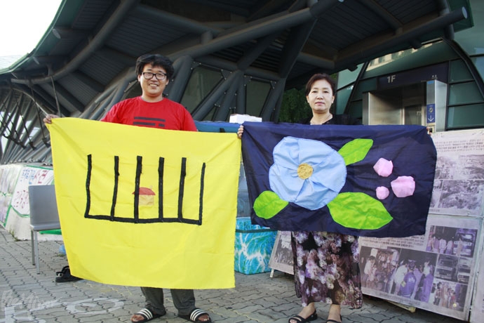 형제복지원 피해생존자 한종선 씨와 대한송유관공사 살인사건 피해자의 어머니 유미자 씨가 9월 3일 열리는 ‘하나의 마음’ 기념비에 함께하기 위해 각자 바느질한 조각보를 들고 있다. 