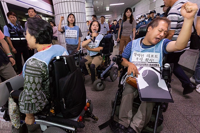 3차 지하철 그린라이트 투쟁에 참여한 활동가들이 “더이상 죽기 싫다. 서울시는 약속을 지켜라”고 구호를 외치고 있다.