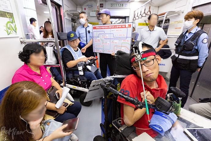 서울장차연 활동가들이 3차 지하철 그린라이트 투쟁을 하는 모습.