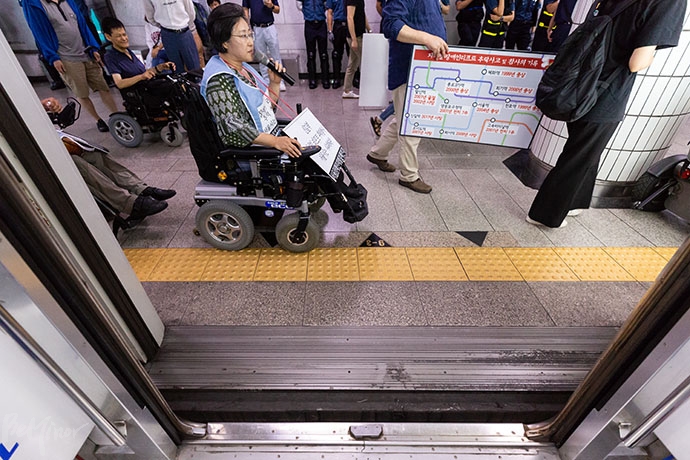 김광이 서울장차연 공동대표가 지하철 연착투쟁에 참여해 시민도 함께해달라고 외치고 있다.