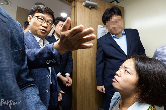 고홍석 서울시 도시교통본부장(왼쪽 안경 낀 남성)과 이야기하고 있는 문애린 서울장차연 활동가(오른쪽 아래 여성)