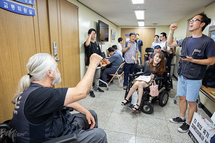 서울장차연 회원들이 서울시에 장애인 이동권 보장을 촉구하며 구호를 외치고 있다.