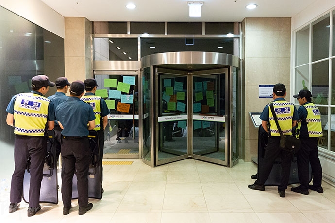 희망원대책위 활동가 20여 명이 사회보장위원회 건물 안으로 진입을 시도했으나 경찰이 대규모 인원을 동원해 입구를 막아섰다. 희망원대책위 활동가 20여 명이 사회보장위원회 건물 안으로 진입을 시도했으나 경찰이 대규모 인원을 동원해 입구를 막아섰다.