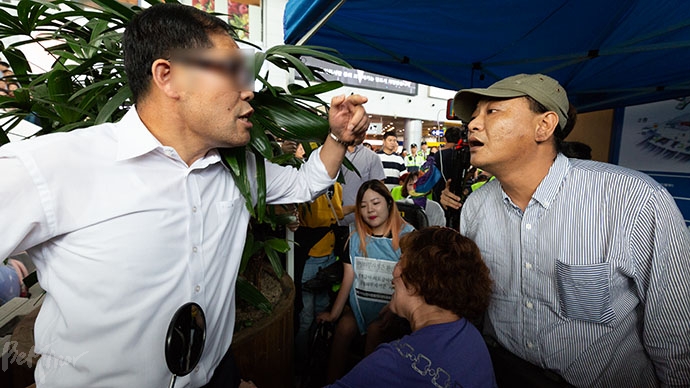 3대적폐공동행동이 “장애인 생존권 예산을 삭감한 김동연 기획재정부 장관을 현상 수배한다”면서 추석 연휴 내내 서울역에서 농성할 것이라고 밝혔다. 공동행동이 농성 천막을 설치하자 서울역 측이 막아서고 있다. ⓒ박승원