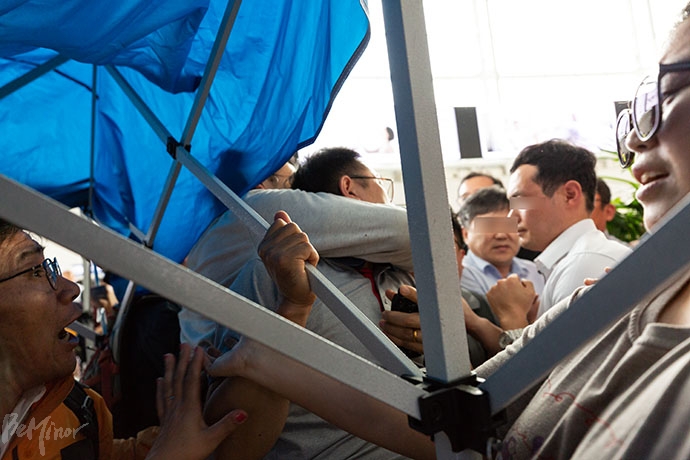 3대적폐공동행동이 9박 10일 농성을 위한 천막을 설치하자 서울역 측이 저지하면서 물리적 충돌이 일어났다. ⓒ박승원