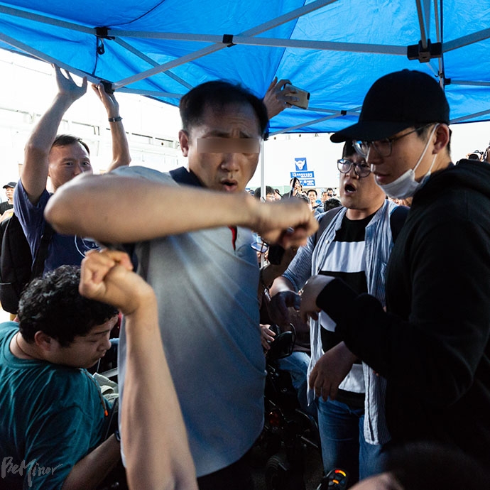 3대적폐공동행동이 9박 10일 농성을 위한 천막을 설치하자 서울역 측이 저지하면서 물리적 충돌이 일어났다. ⓒ박승원