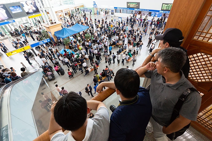 3대적폐공동행동이 9박 10일 농성을 위한 천막을 설치하자 서울역 측이 저지하면서 물리적 충돌이 일어났다. ⓒ박승원