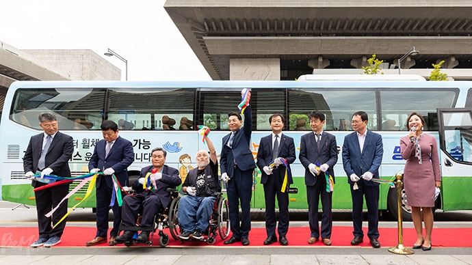 19일 오전 10시, 전국장애인차별철폐연대와 국토교통부는 광화문 해치마당에서 휠체어 이용 장애인도 탑승할 수 있는 고속버스 시승식을 열었다. 버스 앞에서 테이프 커팅식을 하는 모습. 19일 오전 10시, 전국장애인차별철폐연대와 국토교통부는 광화문 해치마당에서 휠체어 이용 장애인도 탑승할 수 있는 고속버스 시승식을 열었다. 버스 앞에서 테이프 커팅식을 하는 모습.