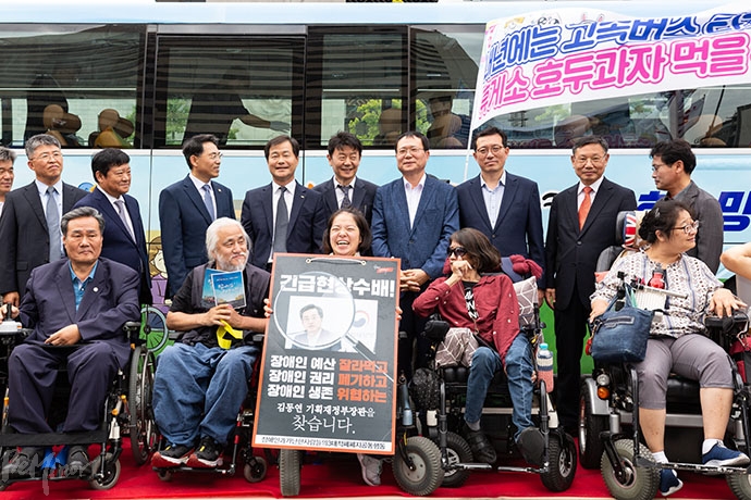 시승식이 모두 끝나고 관계자들이 사진을 찍고 있다. 시승식이 모두 끝나고 관계자들이 사진을 찍고 있다.