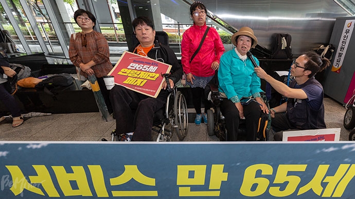 진정인 최선자 씨가 1953년 이전 출생자(만 65세 이상) 대표로 발언하고 있다.