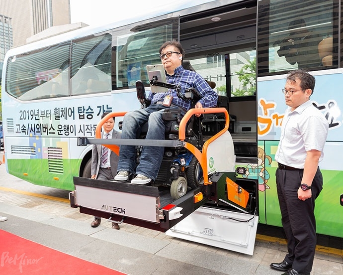 지난 19일 열린 '휠체어 탑승설비가 설치된 고속버스·시외버스 시승식'에서 한 휠체어 이용 장애인이 고속버스 시승을 하고 있다. 