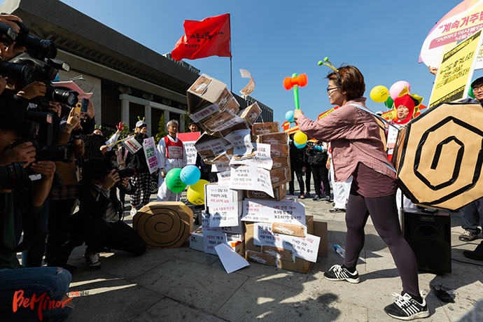 세계 주거의 날을 맞아 3일 오후 서울 광화문광장에서 ‘집 없는 사람들의 달팽이 행진’ 기자회견을 열었다. 민달팽이 유니온 회원이 ‘불평등한 주거 현실 타파’라는 주제로 주거불평등 탑을 깨뜨리는 퍼포먼스를 벌였다.