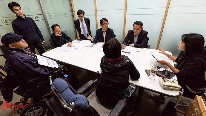 서울시와 서울장애인차별철폐연대가 면담하고 있는 모습. 오른쪽 두 번째부터 정광현 보행친화기획관, 박태주 보행정책 과장, 노병춘 서울시 버스정책 팀장, 최진경 서울시 보행정책 팀장.