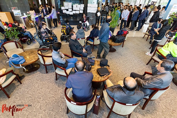 10일 오후 서울장차연이 서울시청 서소문별관에서 고홍석 본부장과의 면담을 요청하며 기습 점거했다.