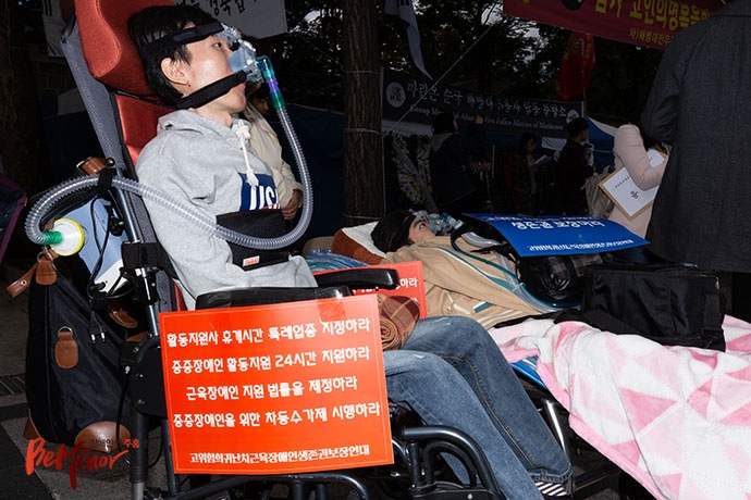 이날 근육장애인생존권보장연대는 ‘활동지원사를 특례 업종으로 지정하라’고 요구했는데, 이 요구 이면엔 시간당으로 계산되는 활동지원 바우처 제도로 인한 문제점이 도사리고 있다.