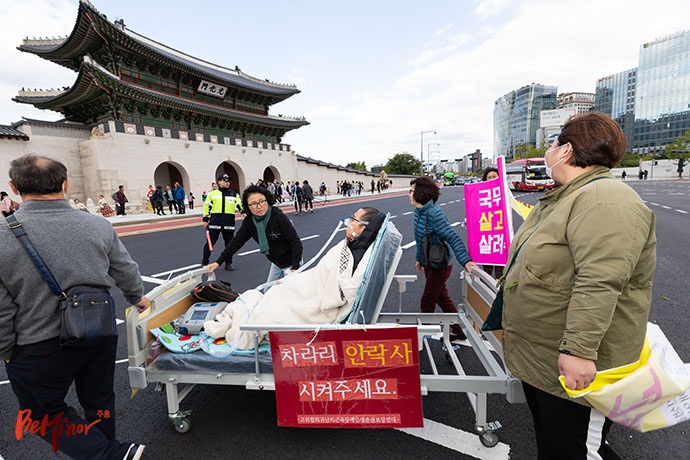 근육장애인생존권보장연대가 10일 오후 2시, 근육장애인 생존권 보장을 요구하며 ‘Shouting on the bed(샤우팅 온 더 베드, 침대에서 부르짖는 절박한 외침)’ 캠페인을 진행했다. 이들은 대한문에서 청와대 앞 분수까지 2시간가량 행진했다.