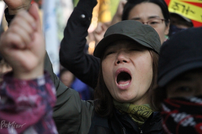 13일, '빈곤철폐의 날' 투쟁에 참석한 사람이 구호를 외치고 있다.