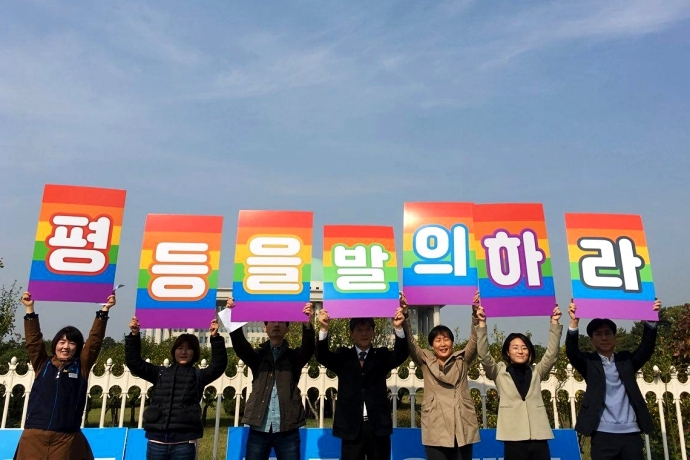 “평등을 발의하라”라고 적힌 피켓을 사람들이 들고 있다. 