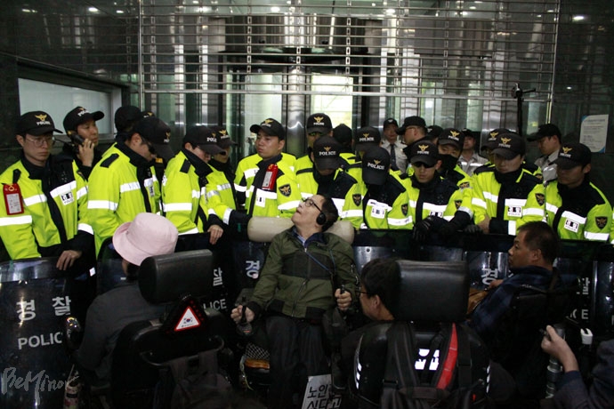 경찰이 장애인 활동가들의 시청 진입을 막아서고 있다. 경찰이 장애인 활동가들의 시청 진입을 막아서고 있다.