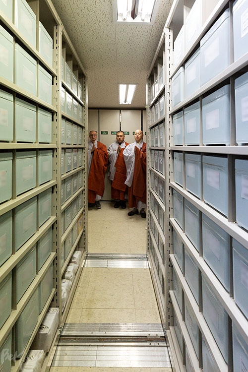 추모의 집에 안치된 무연고 사망자들을 위해 반야심경을 독송하고 있는 조계종 사회노동위원회 소속 스님들