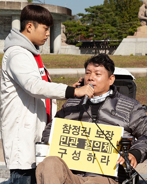 17일 오전, 서울 종로구 청와대 분수대 앞에서 장애계가 참정권 보장을 촉구하는 기자회견을 열었다. 최용기 서울시장애인자립생활센터협의회 대표가 발언하는 모습.