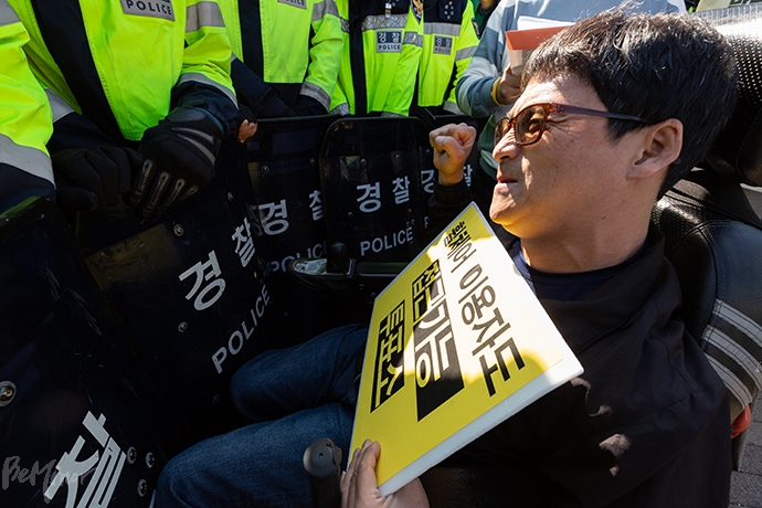 17일 오전, 서울 종로구 청와대 분수대 앞에서 장애계가 참정권 보장을 촉구하는 기자회견을 열었다. 기자회견을 마치고 장애인단체 활동가들이 ‘장애인참정권 보장 약속 이행’ 요구서를 전달하기 위해 청와대로 향했으나 경찰들이 막아섰다.