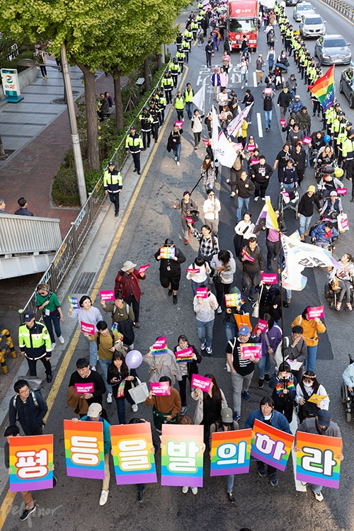 평등행진단이 차별금지법 제정을 촉구하며 국회로 향하고 있다. 