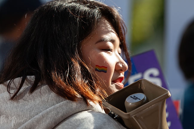 평등행진단에 참여한 한 참가자의 얼굴에 무지개깃발이 그려져 있다. 