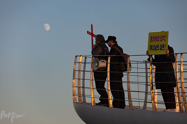 평등행진 중 차별금지법 제정을 반대하는 이들이 나타나 십자가와 ‘동성애의 죄악! 하나님의 심판!’이라는 피켓을 들고는 행진을 방해하고 있다. 