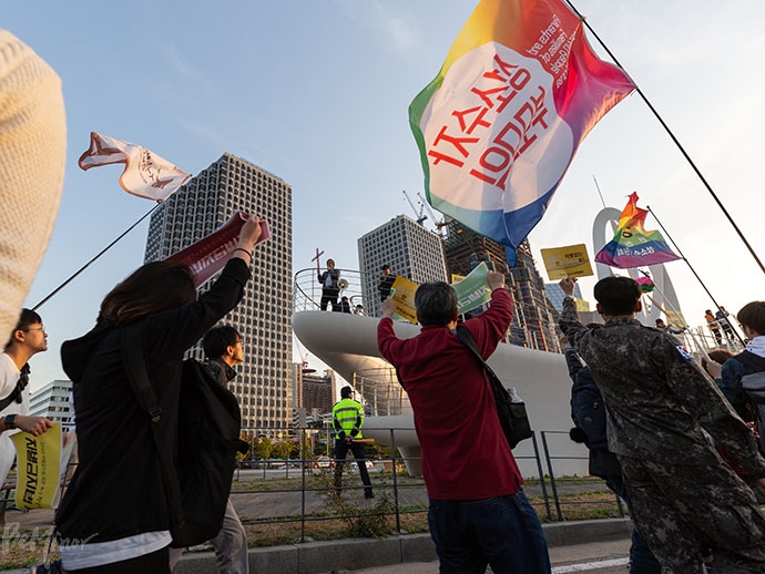 ‘동성애는 죄악’이라며 차별금지법 제정을 반대하는 이들을 향해 평등행진단이 “혐오를 하나님께 회개하라”고 외치고 있다. 