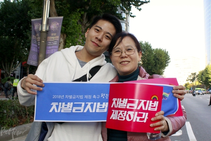 평등행진에 참석한 김성혁 씨와 어머니