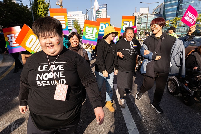 장애여성공감 활동가들이 ‘평등을 발의하라’는 피켓을 들고 행진하고 있다.  