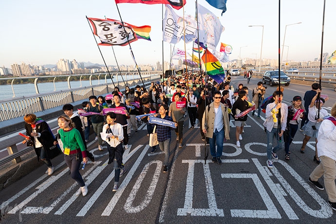 평등행진단이 차별금지법 제정을 촉구하며 국회로 향하고 있다. 