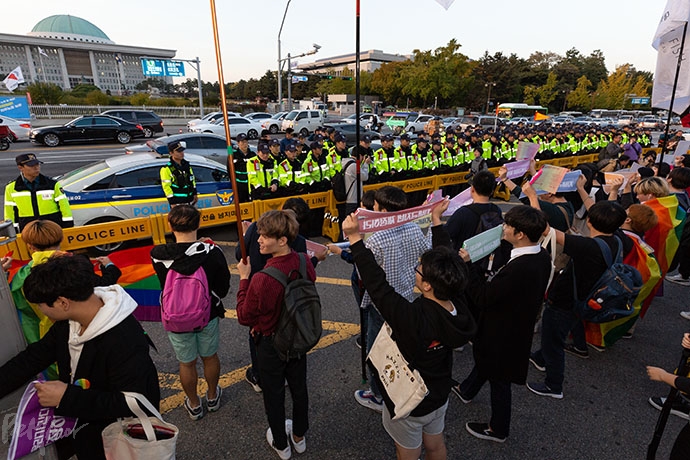 국회 앞에 모인 평등행진단이 국회를 향해 차별금지법 제정을 촉구하고 있다. 