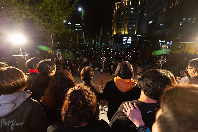 국회 맞은편 이룸센터 앞에서 마무리집회를 하는 평등행진단 