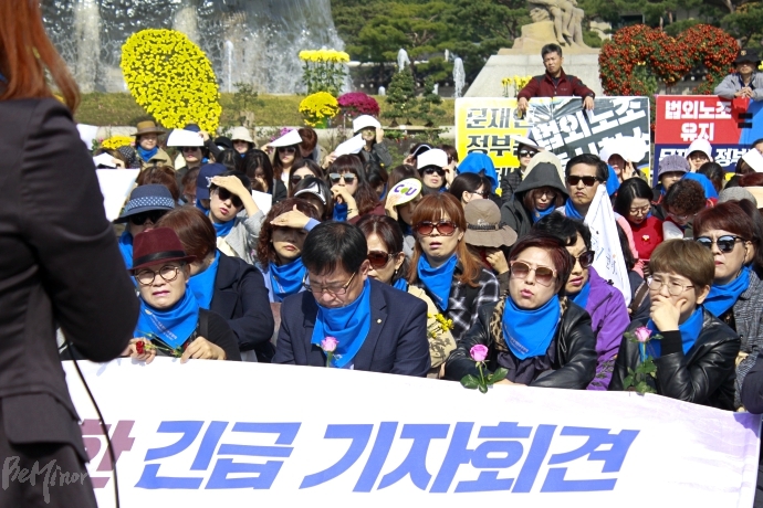 집회 참가자들이 교남학교 폭력 피해 아동 부모의 발언을 듣고 있다 집회 참가자들이 교남학교 폭력 피해 아동 부모의 발언을 듣고 있다