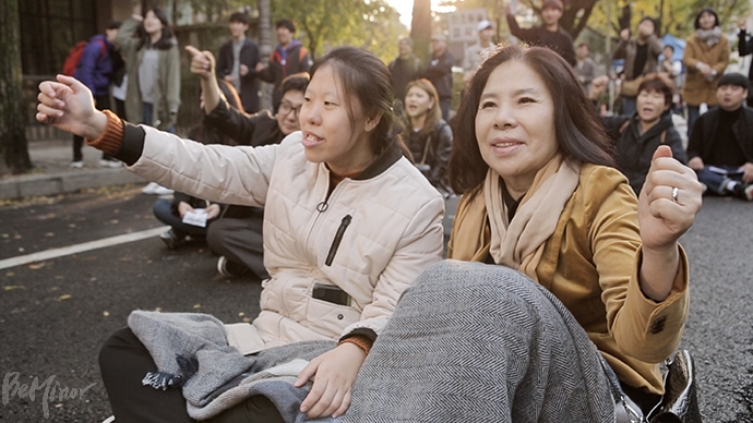 23일 오후 3시, 피플퍼스트 서울센터는 종로구 효자 치안센터 앞에서 ‘서울시 발달장애인 차별증언 및 권리옹호 활동 선포식’을 열었다. 이날 선포식에 참여한 사람들의 모습. 