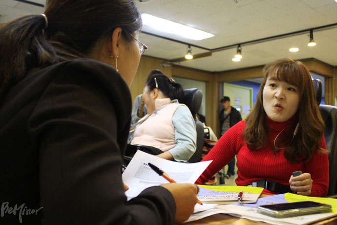 성북장애인자립생활센터는 22일 오후 3시 노들장애인야학 4층에서 장애등급제 폐지가 장애인의 삶에 미치는 영향을 예측하고자, 내년 7월에 새로 도입될 종합조사도구를 장애인 50여 명에게 직접 모의적용해봤다. 김상희 씨가 조사원에게 종합조사도구 평가를 받고 있다. 성북장애인자립생활센터는 22일 오후 3시 노들장애인야학 4층에서 장애등급제 폐지가 장애인의 삶에 미치는 영향을 예측하고자, 내년 7월에 새로 도입될 종합조사도구를 장애인 50여 명에게 직접 모의적용해봤다. 김상희 씨가 조사원에게 종합조사도구 평가를 받고 있다.